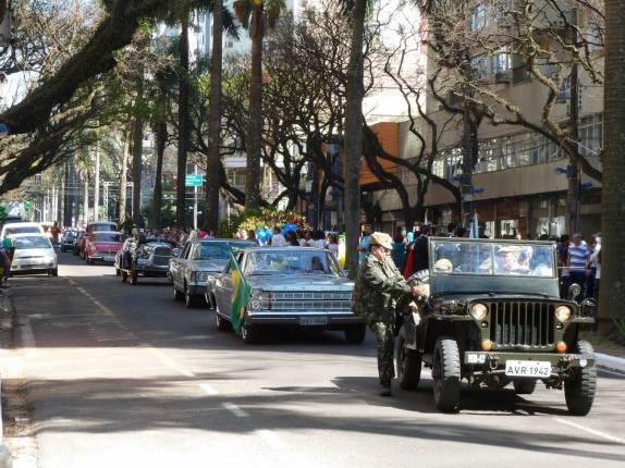 Desfile de carros antigos no Sete de Setembro, em Maringá, no norte do Paraná